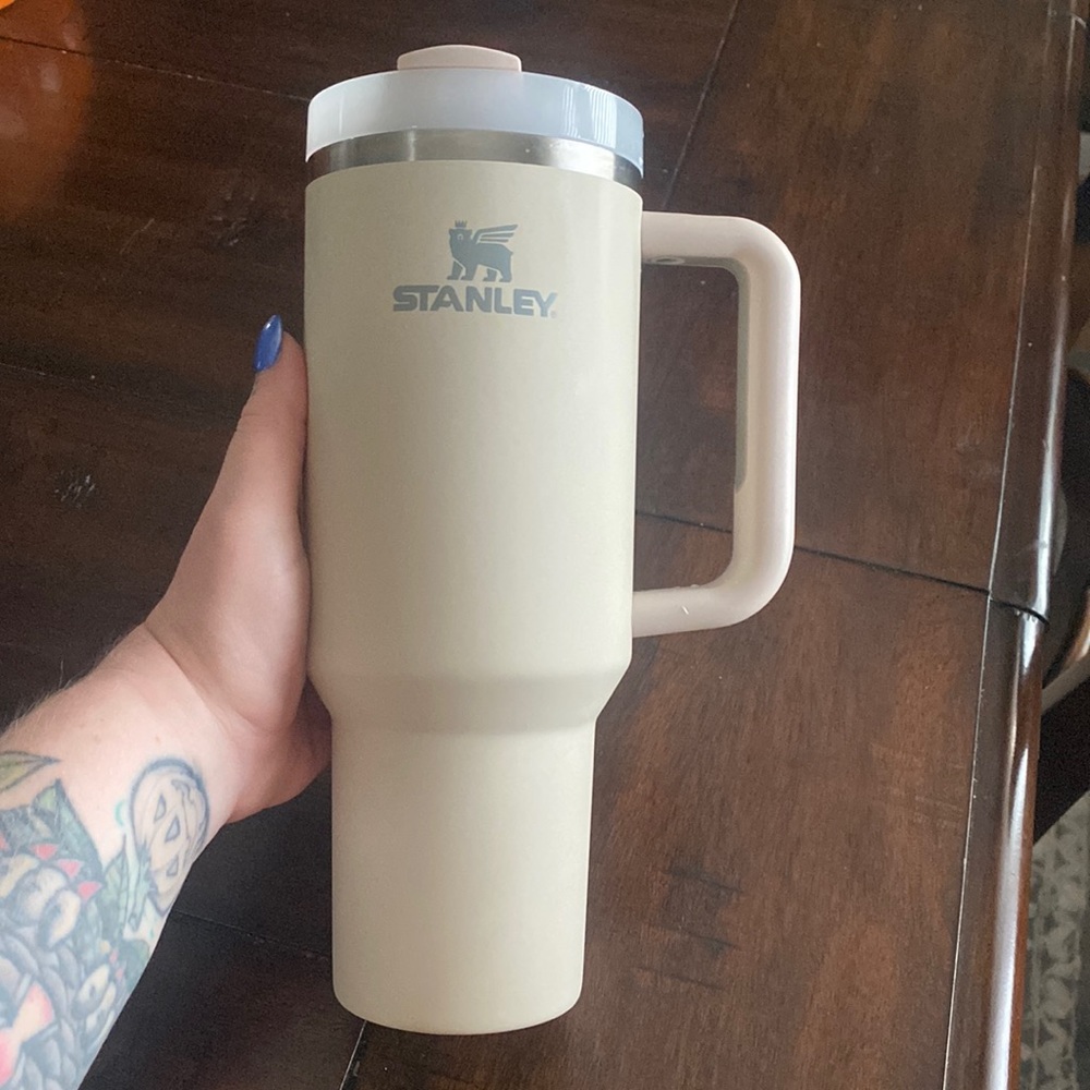 40oz Matte Stanley in color Dune